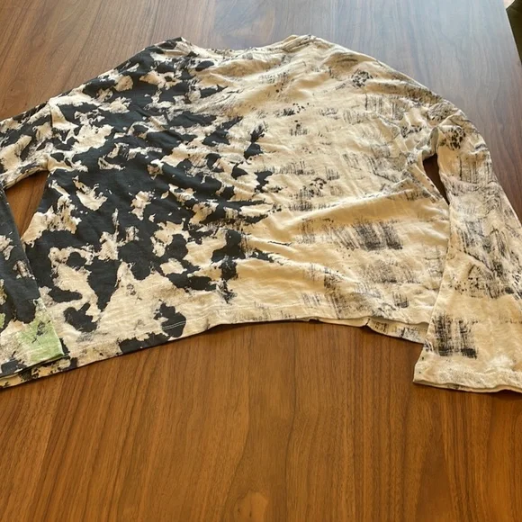 ANTHROPOLOGIE AKEMI + KIN long sleeved asymmetrical T-shirt with flared sleeves. - Picture 16 of 16